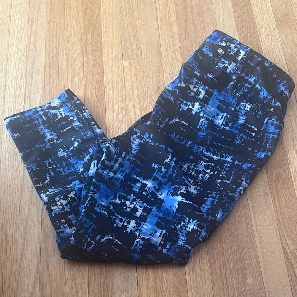 Digital Print Blue Leggings

Loc 3D